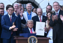 Trump hứa hoàn trả $90 cho mỗi người cao niên để trả chi phí Medicare