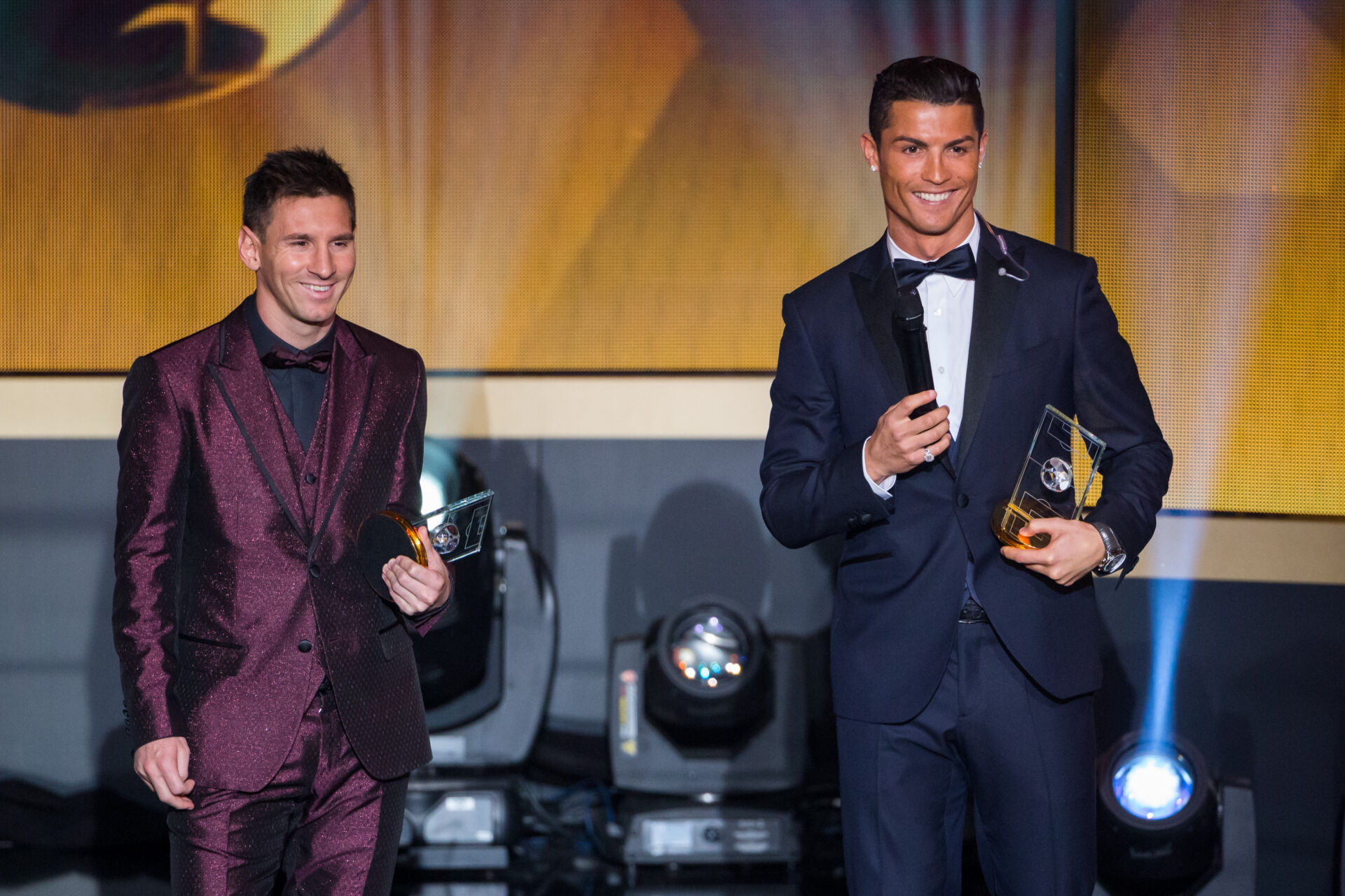 Ronaldo thắng Messi tại phiên bản quả bóng vàng giá $1.12 một phiếu bầu