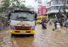 Mưa lớn, Đà Lạt ‘hóa thành sông,’ nhiều nơi ngập cả mét, xe chết máy