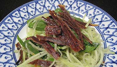 goi du du kho bo (Vietnamese green papaya salad with beef jerky)