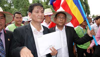 Cambodia orders halt to anti-Vietnamese protests after flag burning incident