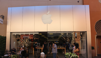 Customers line up for iPhone 6